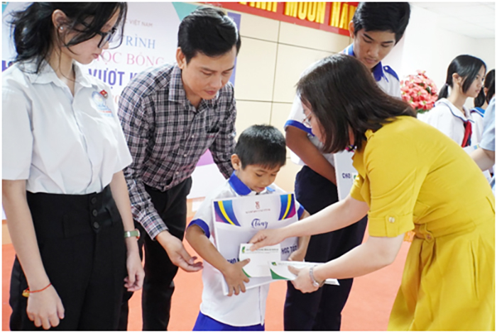 Tặng học bổng và hơn 100.000 bộ sách giáo khoa cho học sinh có hoàn cảnh khó khăn -0