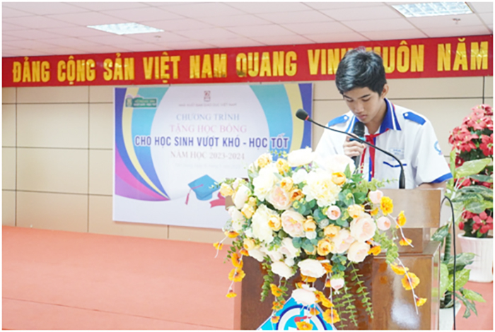 Tặng học bổng và hơn 100.000 bộ sách giáo khoa cho học sinh có hoàn cảnh khó khăn -0