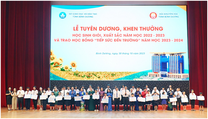 Tặng học bổng và hơn 100.000 bộ sách giáo khoa cho học sinh có hoàn cảnh khó khăn -0