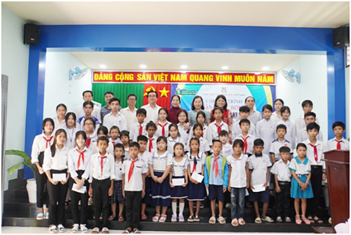 Tặng học bổng và hơn 100.000 bộ sách giáo khoa cho học sinh có hoàn cảnh khó khăn -1