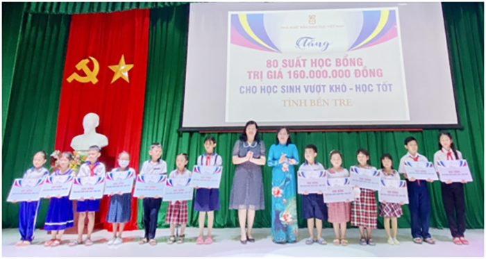 Tặng học bổng và hơn 100.000 bộ sách giáo khoa cho học sinh có hoàn cảnh khó khăn -2