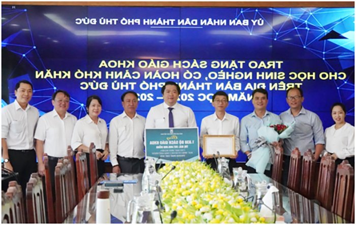 Tặng học bổng và hơn 100.000 bộ sách giáo khoa cho học sinh có hoàn cảnh khó khăn -0