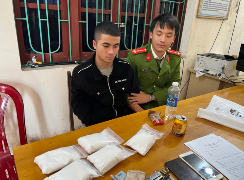Bắt giam 3 đối tượng mua bán, tàng trữ gần 2 kg ketamin -0