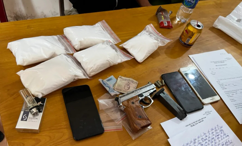 Bắt giam 3 đối tượng mua bán, tàng trữ gần 2 kg ketamin -0