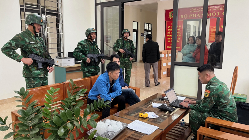 Bắt đối tượng vận chuyển hơn 200 kg pháo qua biên giới -0