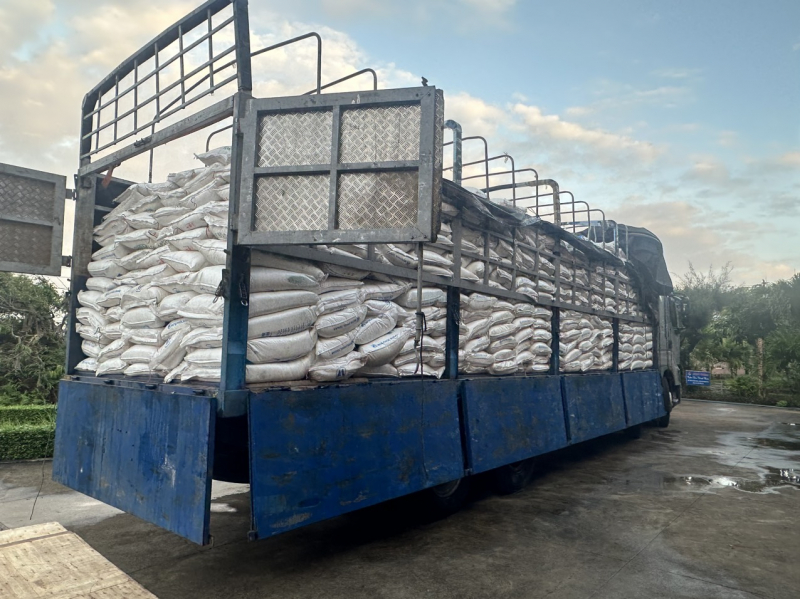 Bắt giữ xe ô tô tải vận chuyển 40 tấn đường cát Thái Lan -0