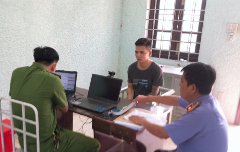 Nam công nhân đâm liên tiếp vào người đồng nghiệp vì ghen tuông -0