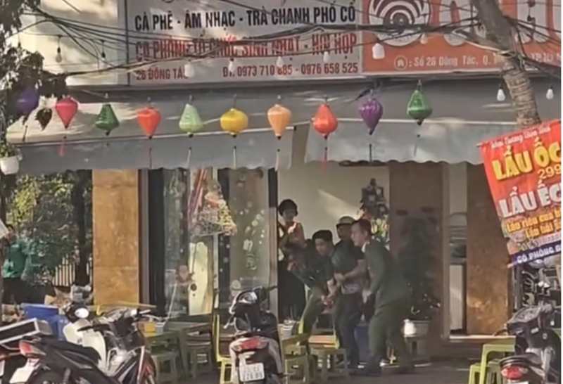 Đối tượng đâm trọng thương Công an bị tạm giữ hành vi cướp tài sản, chống người thi hành công vụ -0