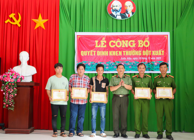 Khen thưởng tập thể, cá nhân bắt nhóm giả danh Công an để cướp tài sản -0