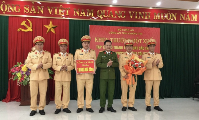 Cảnh sát giao thông Quảng Trị được khen thưởng vì thành tích xuất sắc -0