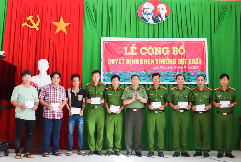 Khen thưởng tập thể, cá nhân bắt nhóm giả danh Công an để cướp tài sản -0