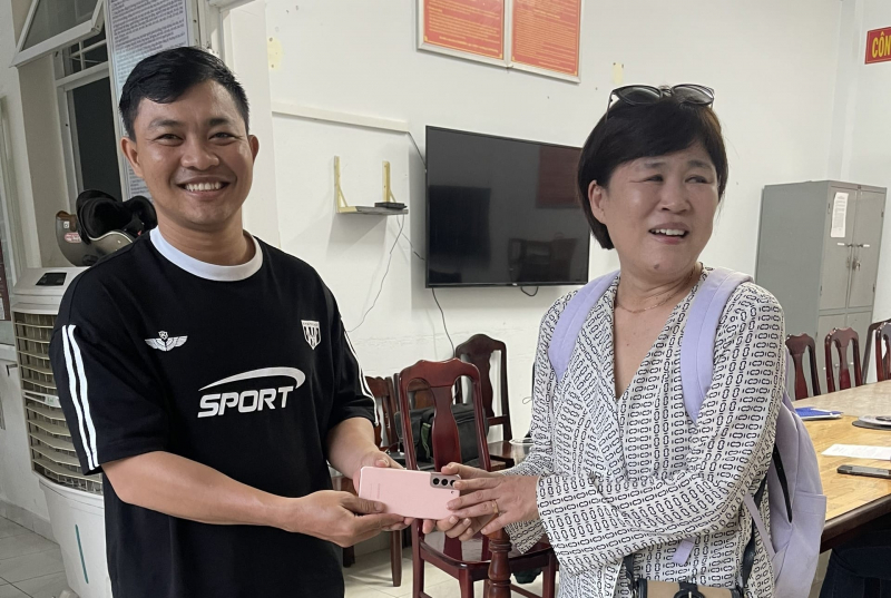 Tài xế xe công nghệ “tham” tài sản của nữ du khách nước ngoài  -0