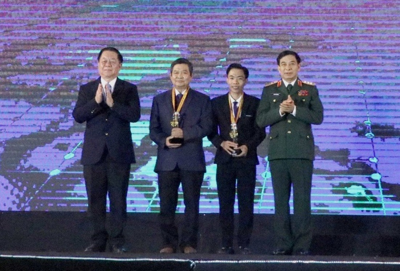 Trao thưởng 22 tác phẩm đoạt giải cuộc thi ảnh “Tổ quốc bên bờ sóng” lần thứ 2 -0