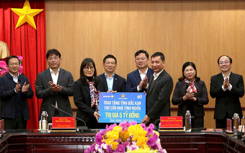 Tập đoàn Bảo Việt hỗ trợ tỉnh Bắc Kạn 5 tỷ đồng xây dựng 100 căn nhà tình nghĩa -0