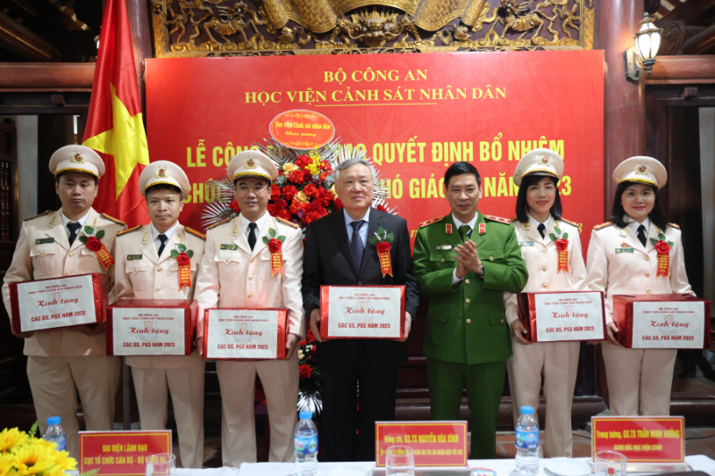 Học viện CSND trao quyết định bổ nhiệm chức danh GS, PGS năm 2023 -0