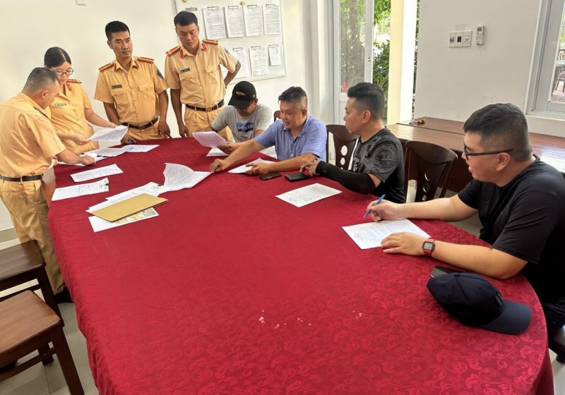 Phạt nguội đoàn mô tô “khủng” ngông nghênh lưu thông trong làn xe ô tô -0