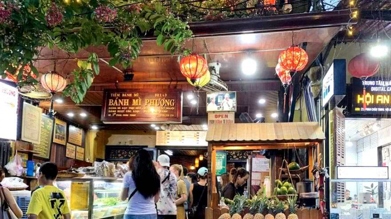 Vì sao bánh mỳ Phượng đang trong thời gian xử phạt, đình chỉ lại “mở cửa” thử nghiệm? -0