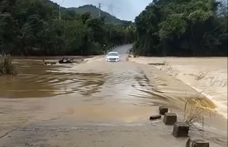 Trục vớt ô tô Mercedes bị nước cuốn trôi dưới sông hơn 1km -0