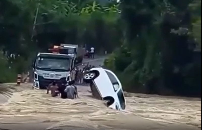 Trục vớt ô tô Mercedes bị nước cuốn trôi dưới sông hơn 1km -0