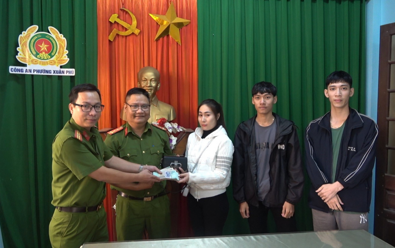 Bảo vệ dân phố nhặt được 100 triệu đồng trả cho người đánh rơi -0