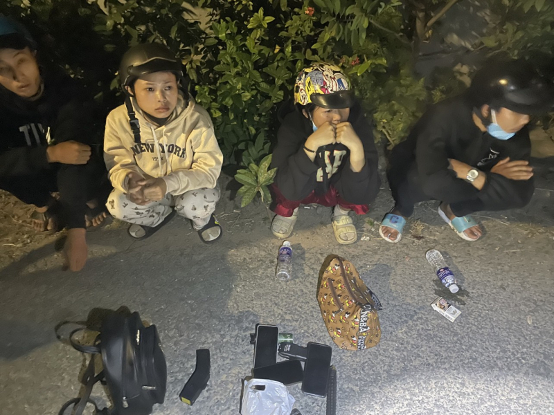 Hai cặp vở chồng thủ súng bắn điện, bình xịt hơi cay gây hàng loạt vụ trộm -0