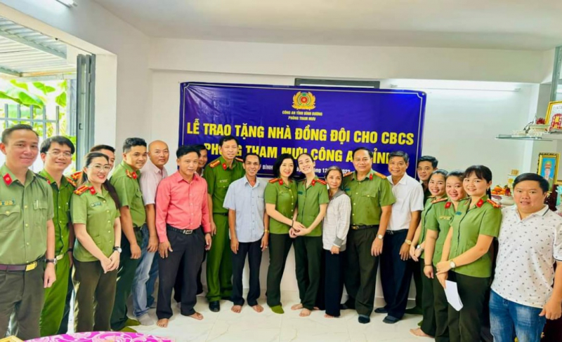 Trao nhà đồng đội cho gia đình thiếu tá Công an hy sinh khi truy bắt “cát tặc” -0