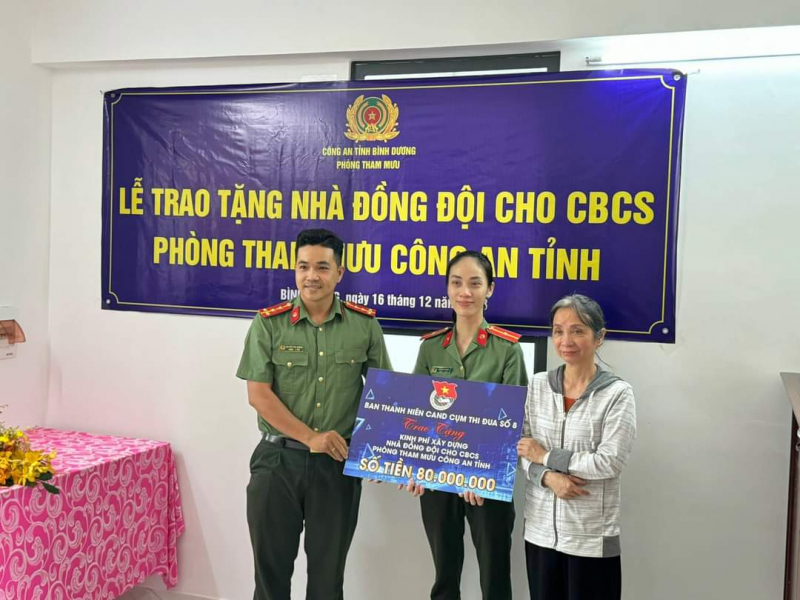 Trao nhà đồng đội cho gia đình thiếu tá Công an hy sinh khi truy bắt “cát tặc” -0