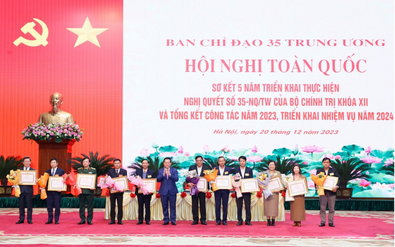 Tạo sức mạnh tổng hợp mang tính thế trận lòng dân trong bảo vệ nền tảng tư tưởng của Đảng -0