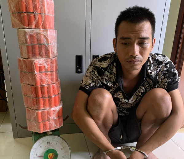 Vận chuyển 52 hộp pháo với cước phí 7,5 triệu đồng -0