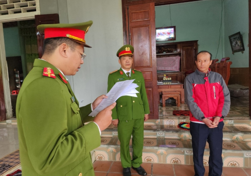 Bắt đối tượng làm giả giấy chứng nhận quyền sử dụng đất để chiếm đoạt tài sản -0