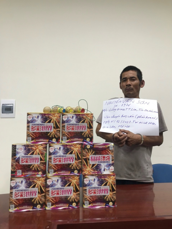 Tạm giữ hình sự 2 đối tượng tàng trữ và vận chuyển pháo hoa nổ -0