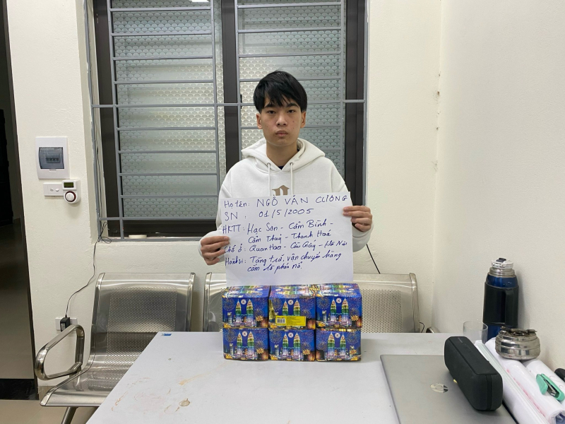 Tạm giữ hình sự 2 đối tượng tàng trữ và vận chuyển pháo hoa nổ -0