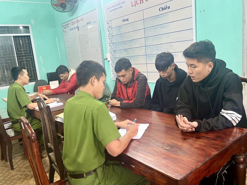 Khởi tố 13 đối tượng đua xe trái phép trên QL1A  -0