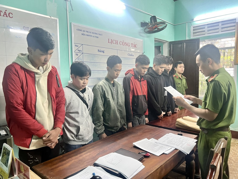 Khởi tố 13 đối tượng đua xe trái phép trên QL1A  -0