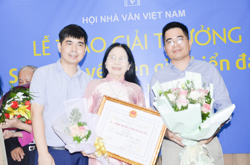 Nhà thơ Vân Anh: “Nhóm đời ta làm củi'' -0