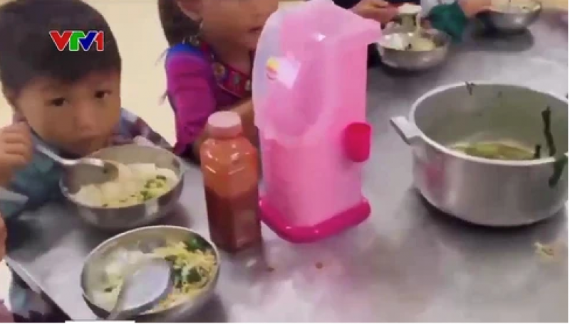 Vụ bữa ăn bán trú bị bớt xén: Hiệu trưởng xin từ chức -0