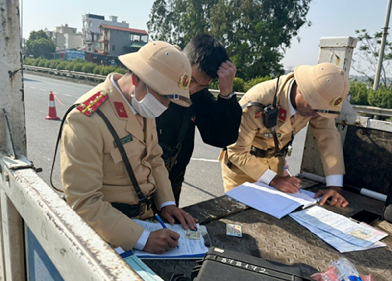 Xử phạt nhiều ô tô, xe máy vi phạm tốc độ trên QL1A -0