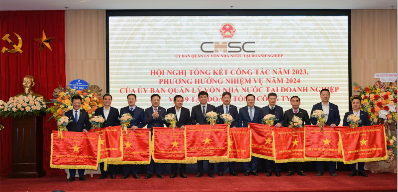 TKV nhận cờ đơn vị xuất sắc, dẫn đầu trong phong trào thi đua năm 2023 -0