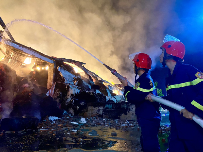 Cháy kho bông của công ty sản xuất sợi, gây thiệt hại ước tính khoảng 30 tỷ đồng -4