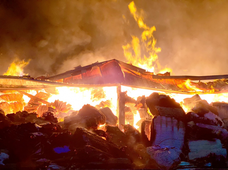 Phóng sự ảnh: Cảnh sát xuyên đêm dập lửa vụ cháy 2.000m2 nhà xưởng ở Bà Rịa-Vũng Tàu   -5