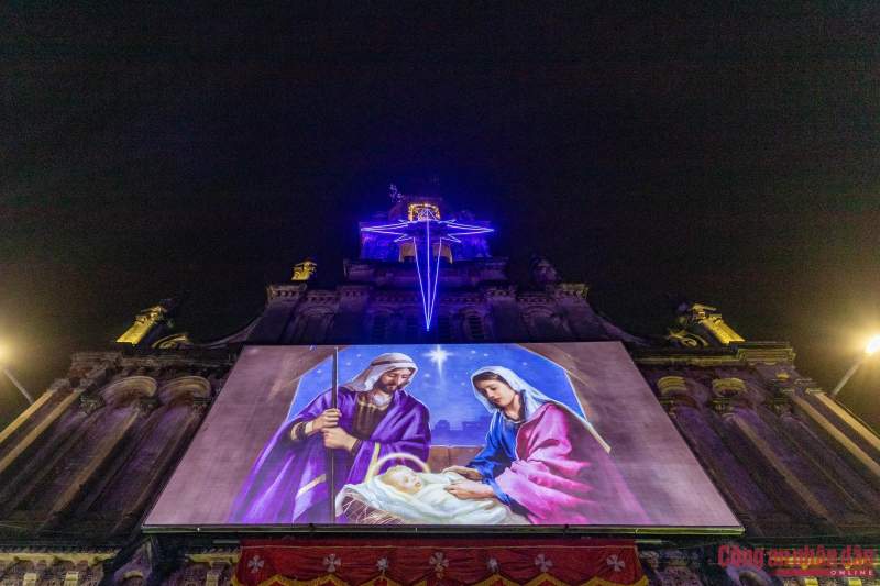 Thời tiết lạnh sâu, nhiều người dân Hà Nội vẫn đổ ra đường đón Giáng Sinh -0