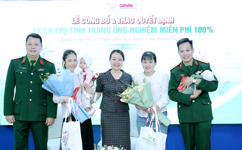 Những ông bố quân nhân đón “trái ngọt” -1