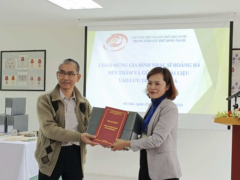 Gần 4.000 trang tài liệu  và nhiều điều ít biết về  tác giả “Đất nước trọn niềm vui” -0