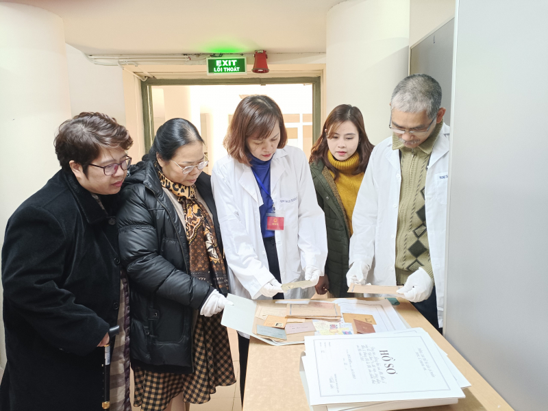 Gần 4.000 trang tài liệu  và nhiều điều ít biết về  tác giả “Đất nước trọn niềm vui” -0