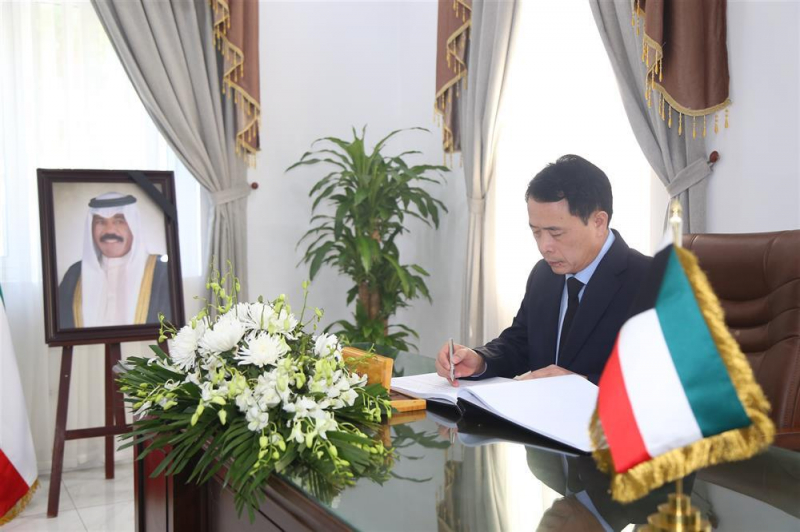 Leaders of the Ministry of Public Security pay respect to Emir of Kuwait at Kuwait Embassy in Hanoi -0