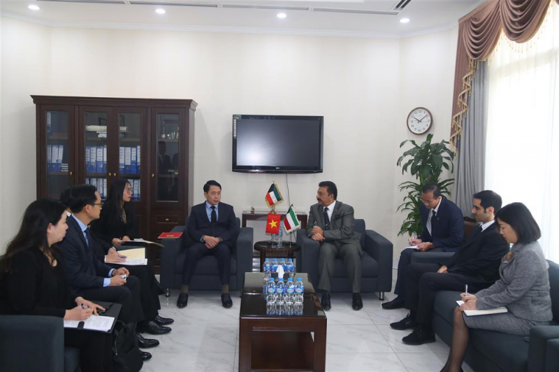 Leaders of the Ministry of Public Security pay respect to Emir of Kuwait at Kuwait Embassy in Hanoi -0