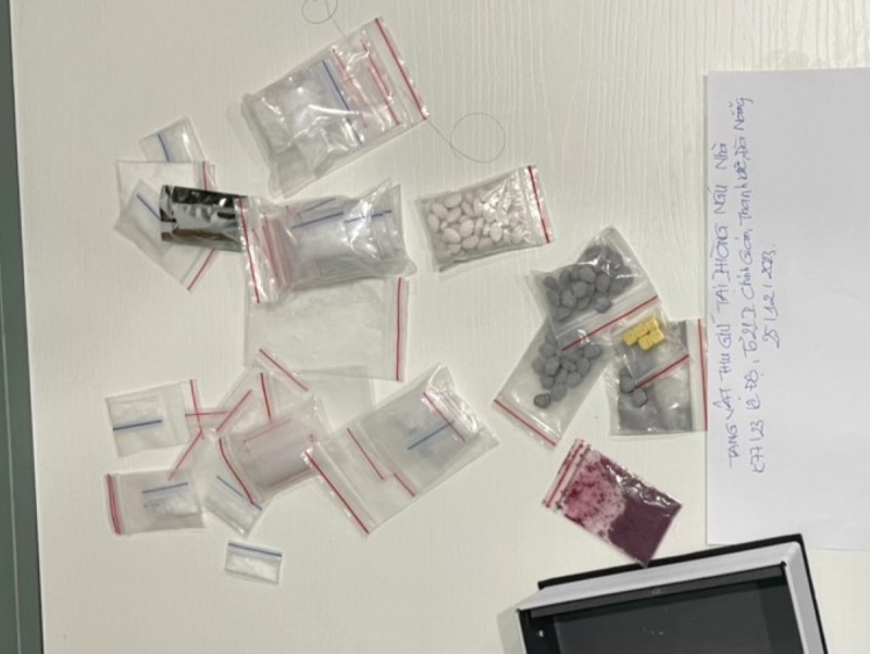 Đập tường bắt giữ đối tượng ma túy dùng súng bắn Công an -0