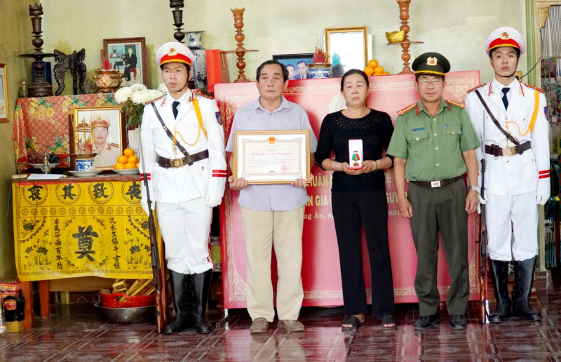 Truy tặng Huân chương BVTQ hạng 3cho gia đình liệt sỹ Nguyễn Xuân Hào -0