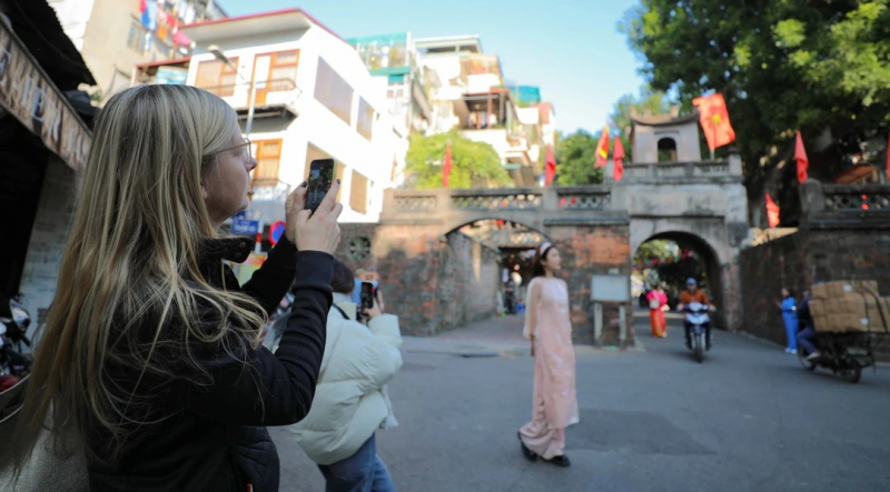 Hanoi Old Quarter remains popular destination for international visitors -4