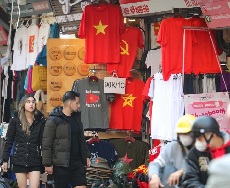 Hanoi Old Quarter remains popular destination for international visitors -6